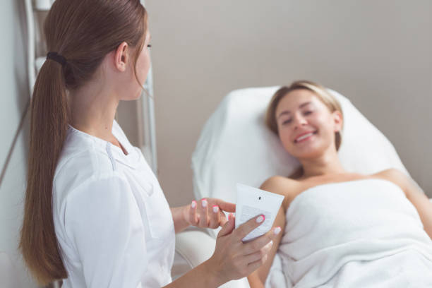 imgi_38_the-beautician-recommends-a-cosmetic-product-to-the-client